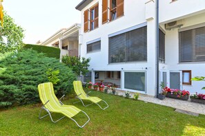Property grounds - Holiday apartment with air conditioning (Fažana)
