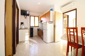 Fridge, microwave, oven, stovetop - Holiday apartment with air conditioning (Fažana)