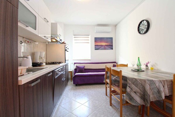 Frigorifero, microonde, forno, piano cottura