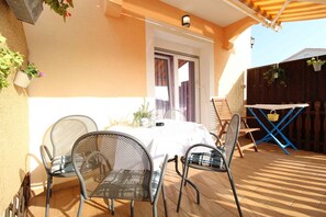 Outdoor dining - Holiday apartment with air conditioning (Fažana)