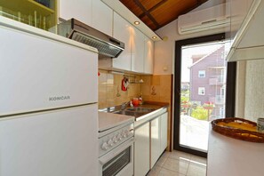 Fridge, oven, stovetop