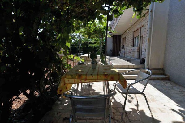 屋外ダイニングエリア