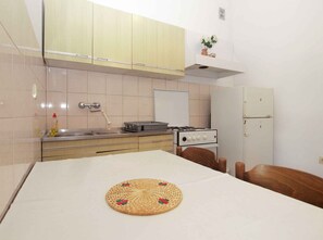 冷蔵庫、オーブン、コンロ