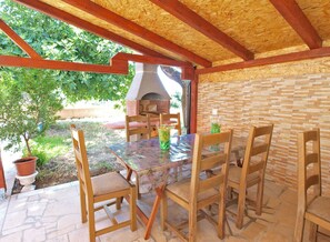 Outdoor dining - Holiday apartment with air conditioning (Valbandon)