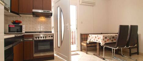 Réfrigérateur, micro-ondes, four, plaque de cuisson