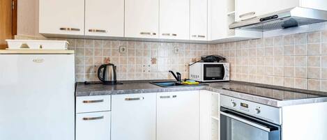 Køleskab, mikrobølgeovn, ovn, kogeplade