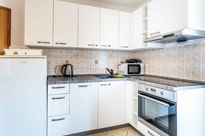 Fridge, microwave, oven, stovetop - Holiday apartment with air conditioning and pool (Pula)