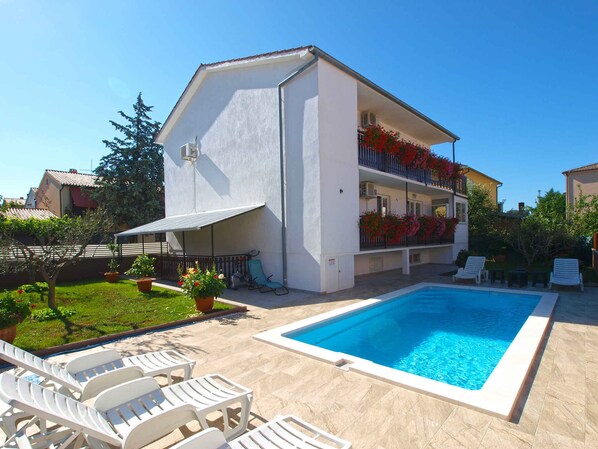 Pool - Holiday apartment with air conditioning (Pula)