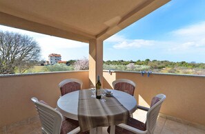 Outdoor dining - Holiday apartment with air conditioning (Štinjan)