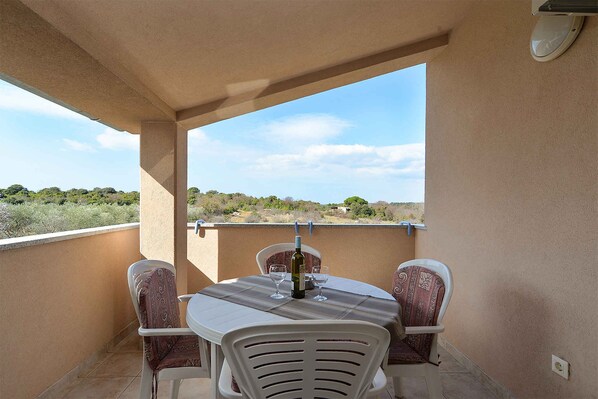 Outdoor dining - Holiday apartment with air conditioning (Štinjan)