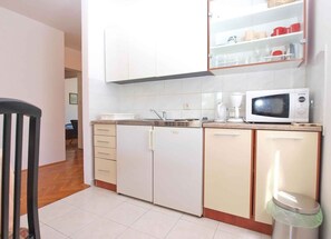 Refrigerador, microondas, parrilla de estufa y cafetera y tetera 