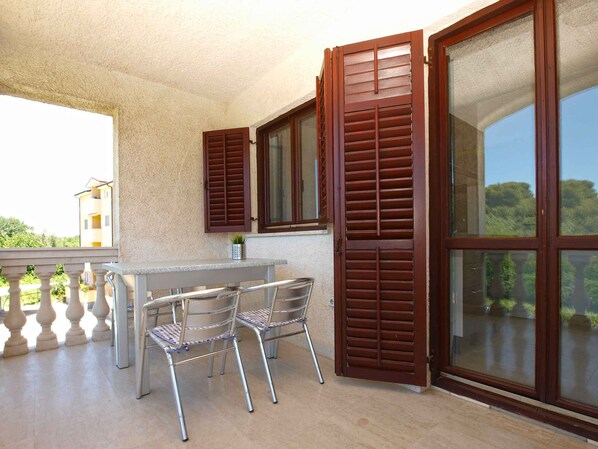 Outdoor dining - Holiday apartment with balcony (Valbandon)