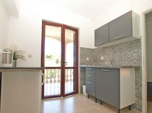 Kühlschrank, Herdplatte, Kochgeschirr/Geschirr/Besteck