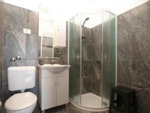 Bathroom - Holiday apartment with balcony (Valbandon)