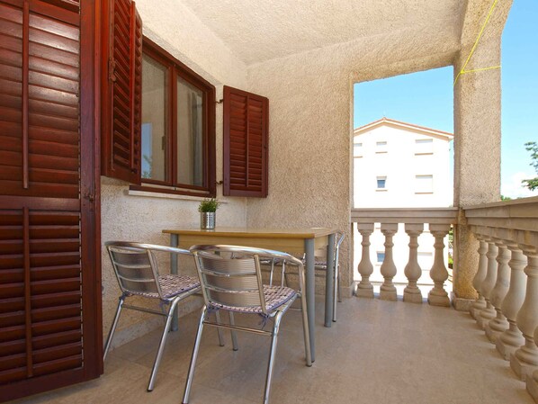Outdoor dining - Holiday apartment with balcony (Valbandon)