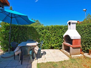 Outdoor dining - Holiday apartment with air conditioning (Štinjan)