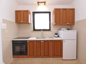 Fridge, oven, stovetop, coffee/tea maker - Holiday apartment with air conditioning (Valbandon)
