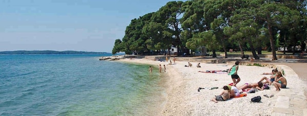 Beach nearby - Holiday apartment with air conditioning (Valbandon)