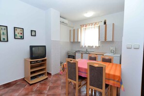 Dining - Holiday apartment with air conditioning (Valbandon)