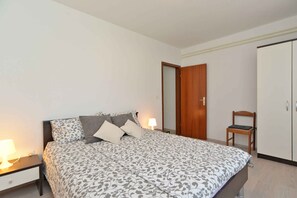 2 chambres, fer et planche à repasser