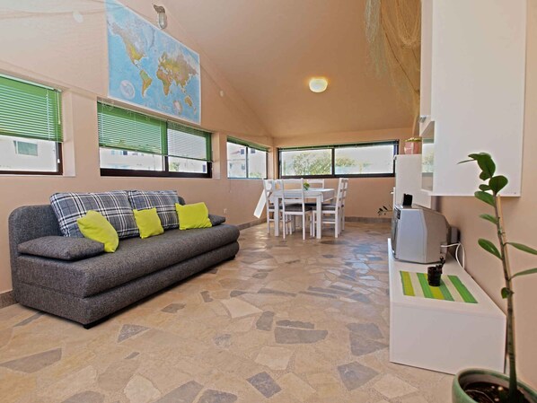 TV - Holiday apartment with air conditioning and a view of the sea (Štinjan)