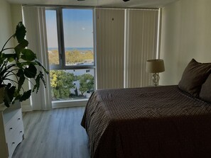 1 quarto, cofres nos quartos, escrivaninha