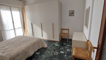 2 habitaciones y tabla de planchar con plancha