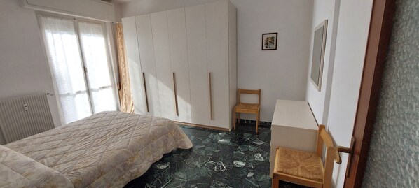 2 chambres, fer et planche à repasser