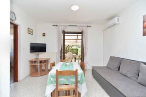 TV - Holiday apartment with garden and barbecue (Valbandon)