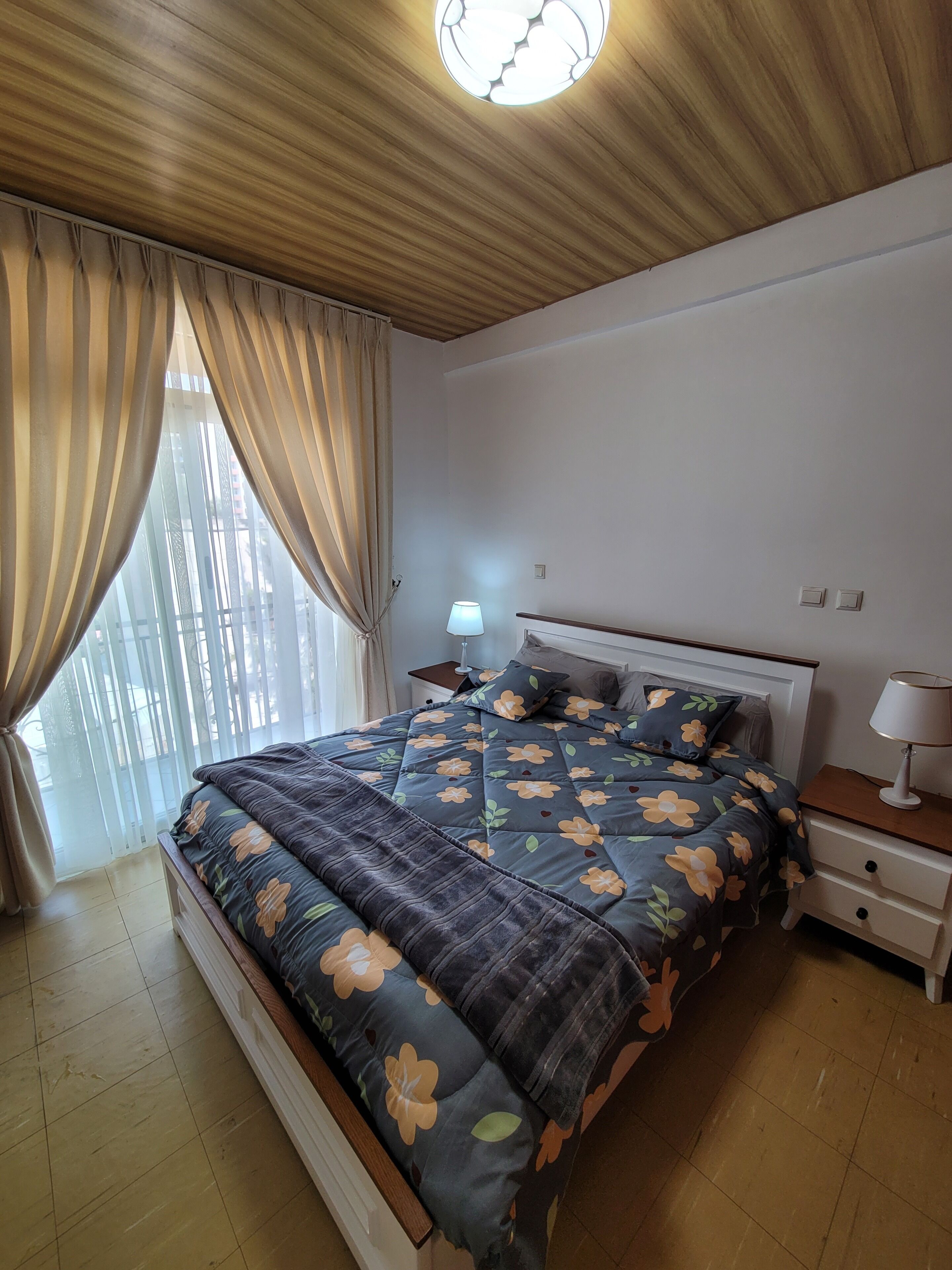 4 多间卧室、免费 WiFi、床单