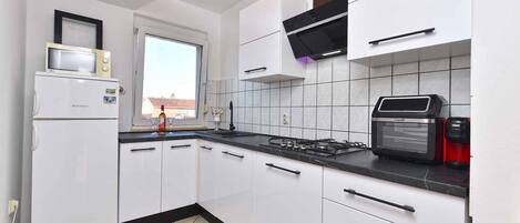 Een koelkast, een microgolfoven, een kookplaat