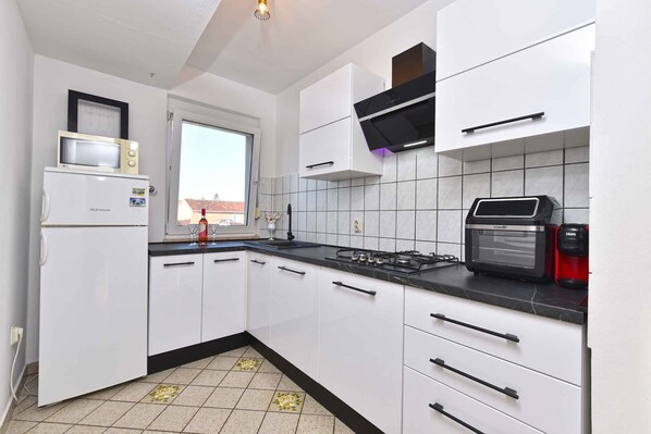 Refrigerador, microondas, placa de cocina, utensilios de cocina