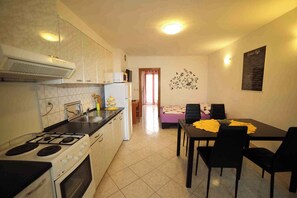 Fridge, microwave, oven, stovetop - Holiday apartment with air conditioning (Pula)