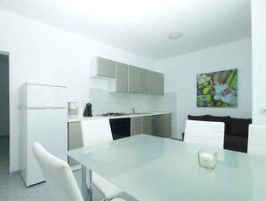 ثلاجة، فرن، موقد طهي مسطح، ماكينة لصنع القهوة/الشاي