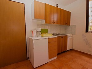 ثلاجة، موقد طهي مسطح، ماكينة لصنع القهوة/الشاي