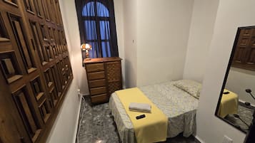Habitación económica | Cortinas blackout, tabla de planchar con plancha y wifi gratis