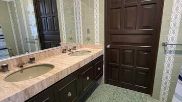 Standard Room | Bathroom