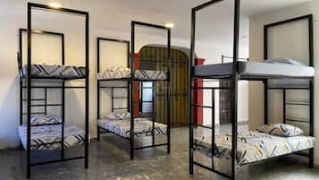 Dormitorio compartido básico | Cortinas blackout, tabla de planchar con plancha y wifi gratis