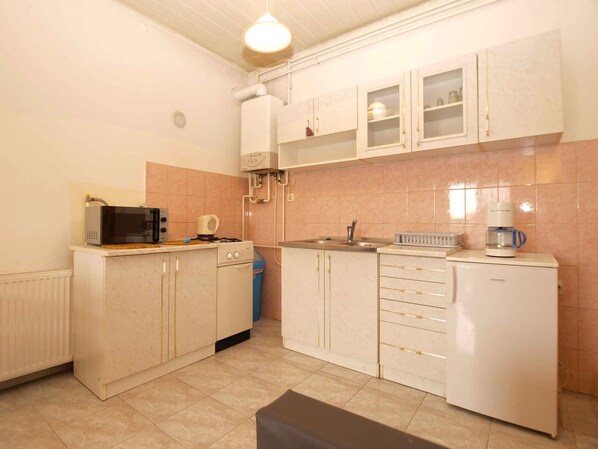 Fridge, microwave, stovetop, cookware/dishes/utensils