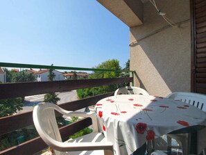 Outdoor dining - Holiday apartment with air conditioning (Pula)
