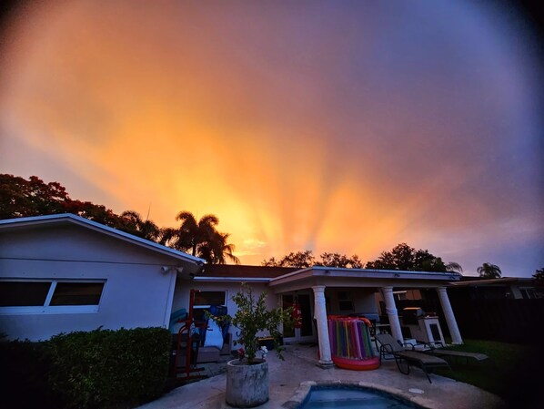 Terrace/patio - The Shangri La of Fort Lauderdale 3 bedroom house with AC, WiFi, & Pool W slide (Fort Lauderdale)