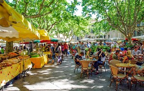 Outdoor dining - Cozy home in Saint-Jean-de-Maruéjol (Saint-Jean-de-Maruéjol)