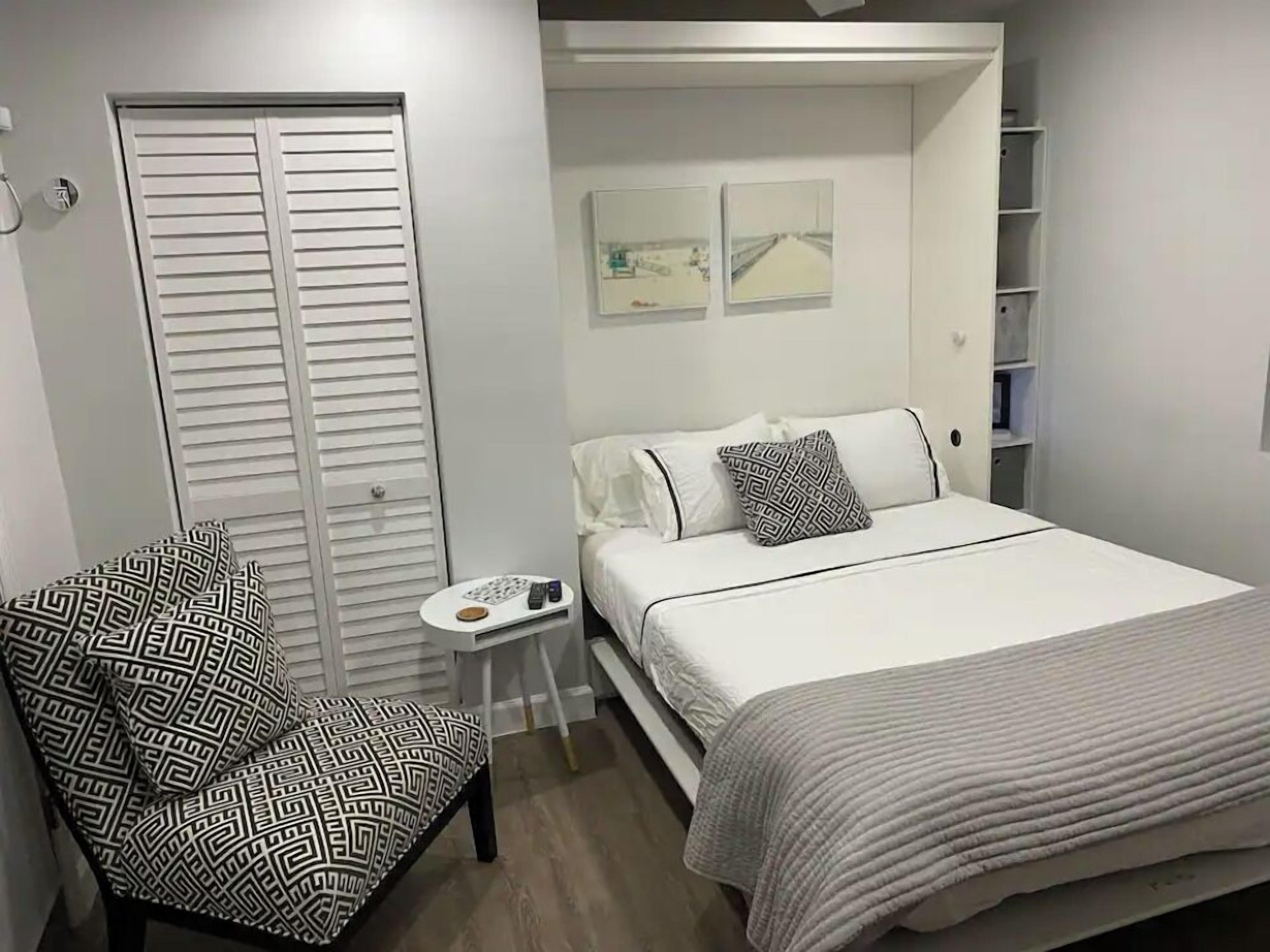 Keep it simple at this peaceful and centrally-located unit on Palmway.