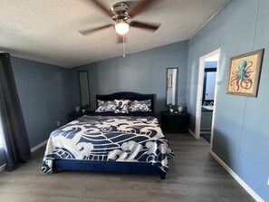 3 bedrooms, iron/ironing board, free WiFi, bed sheets - The Deep Water 
Access to Semi private beach and launch (Mohave Valley)