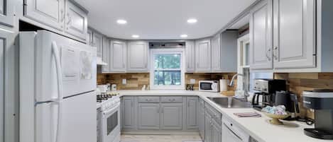 冷蔵庫、電子レンジ、オーブン、コンロ