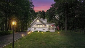 A house with a porch, a flag, and a street lamp. - Walk to Lake & Pool! Hot Tub, Air Hockey, Pool Table, Boat Rental, BBQ, Fire Pit (Pocono Lake)