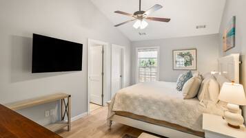 3 slaapkamers, een bureau, een strijkplank/strijkijzer, reisbedje