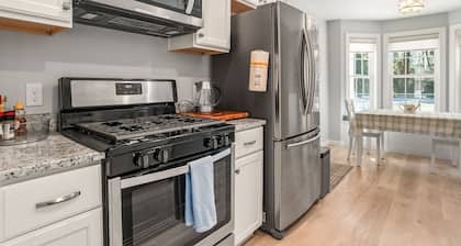 Modern home near historic downtown and Port Royal town beach. Pet friendly!