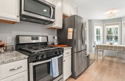 Modern home near historic downtown and Port Royal town beach.  Pet friendly!