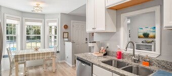 Modern home near historic downtown and Port Royal town beach.  Pet friendly!